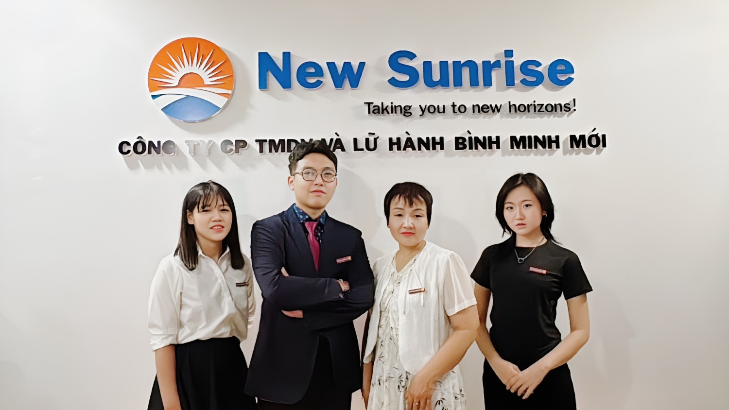 Tập thể công ty Du lịch Bình Mình Mới